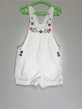 🛍️5 FOR $20 🛍️ 100% Cotton cute 🥰 White Floral Embroidered Short Overalls - 3T